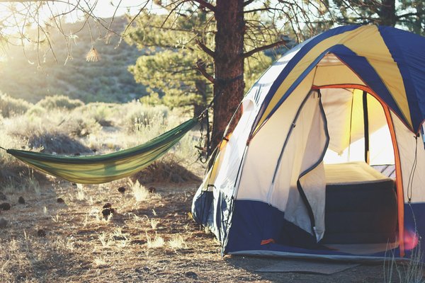 Quels sont les équipements indispensables pour un camping en région de toundra en été?