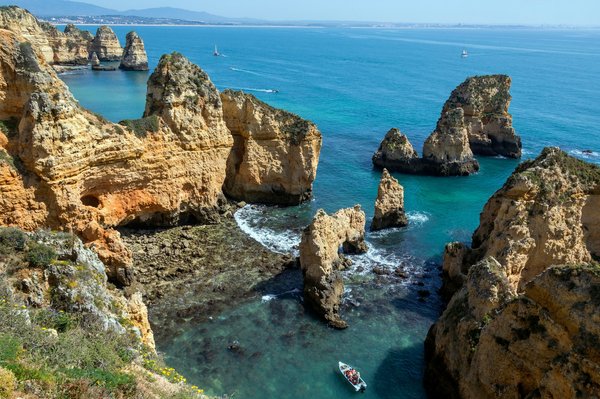 Où trouver une maison de vacances en Algarve avec des cours de surf et des excursions en bateau?